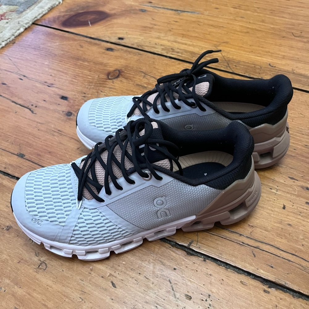 OnCloud flyer glacier running shoe size 7